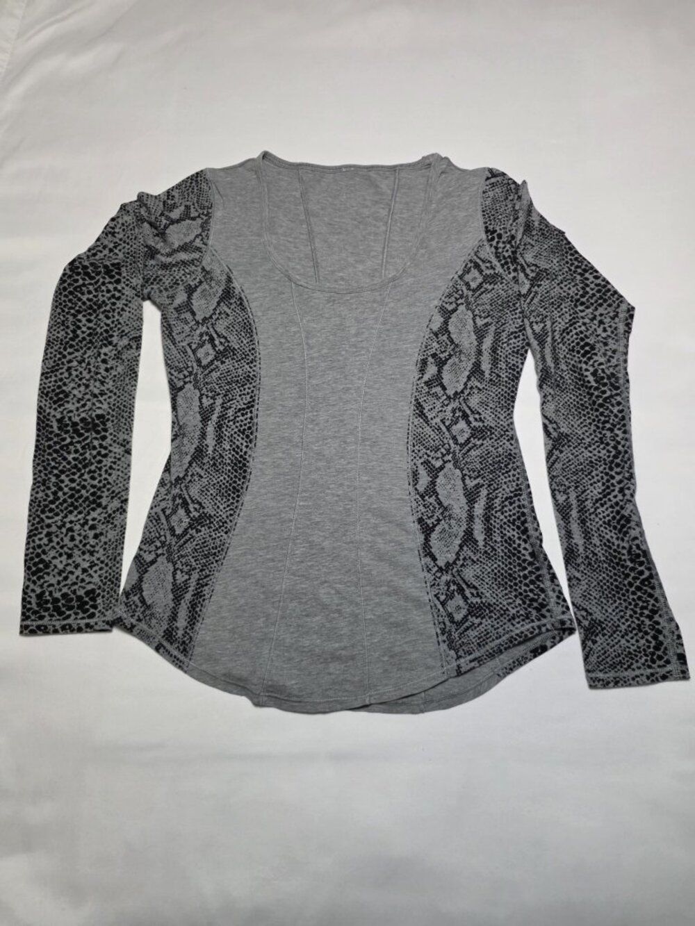 Lululemon Long Sleeve Top Size 6 Gray Black Snakeskin Print